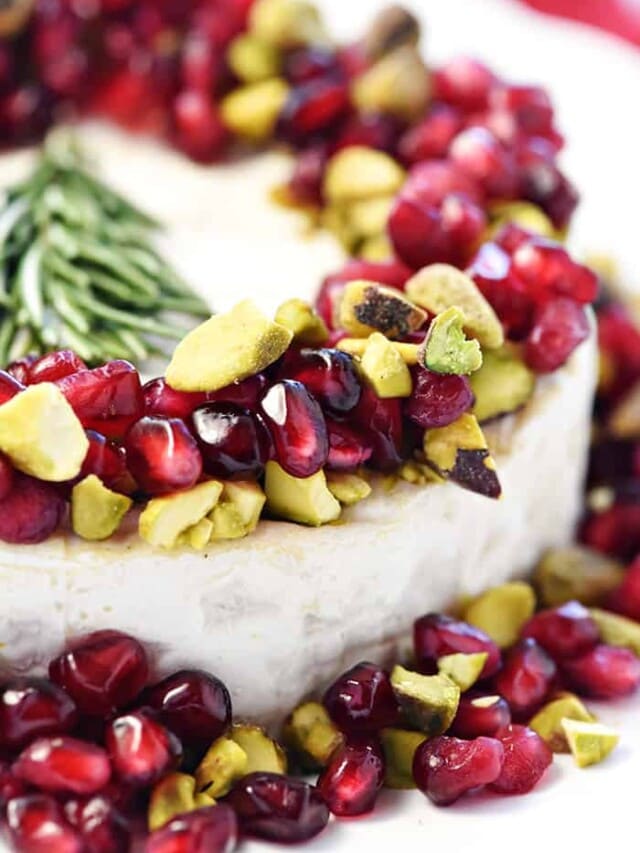 Easy + Festive Christmas Appetizer ~ Chistmas Brie!