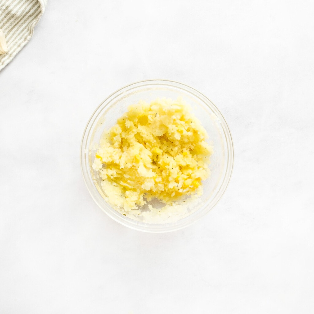 Mashed potatoes in bowl.